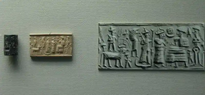 Solar disc on a black hematite cylinder seal